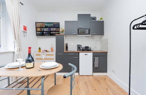 Winton Apartment | Open Mind Property - Sleek Studio for 2 Guests