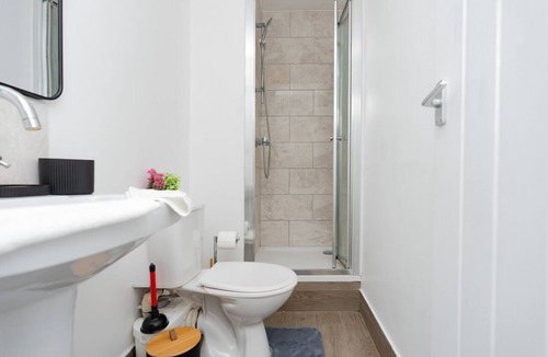 Winton Apartment | Open Mind Property - Sleek Studio for 2 Guests