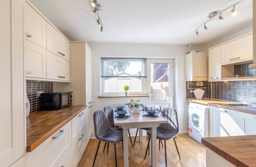 Portsmouth House | Open Mind Property - 4 Beds 2 Bathrooms & Parking