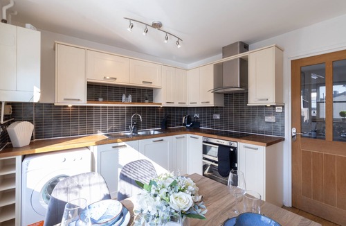 Portsmouth House | Open Mind Property - 4 Beds 2 Bathrooms & Parking