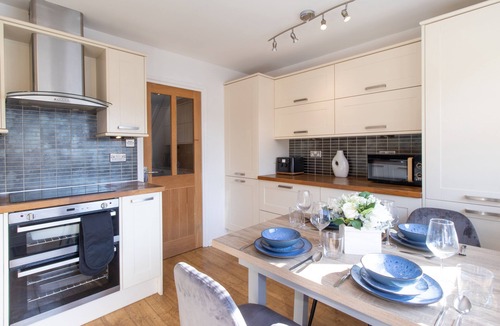 Portsmouth House | Open Mind Property - 4 Beds 2 Bathrooms & Parking