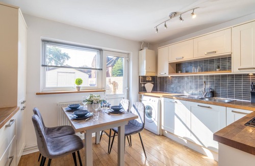 Portsmouth House | Open Mind Property - 4 Beds 2 Bathrooms & Parking