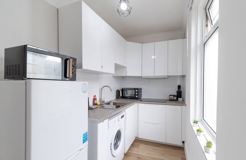 Portsmouth Apartment | Open Mind Property - 4 Beds & Free Parking