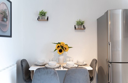 Portsmouth House | Open Mind Property - Gunwharf Quays 4 Beds Parking