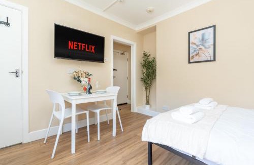 Winton Apartment | Open Mind Property - Studio Flat with FREE Parking