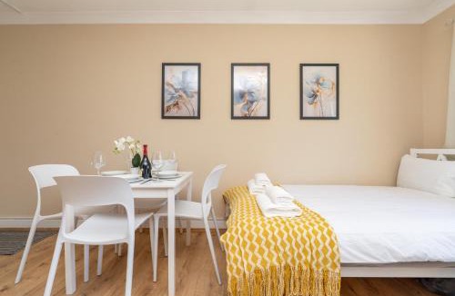 Winton Apartment | Open Mind Property -Studio Flat & Free Parking