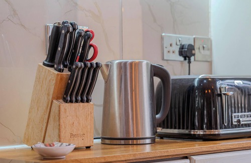 Latchmere House | Open-plan | 4 Groups | Sleeps 10 | Central London