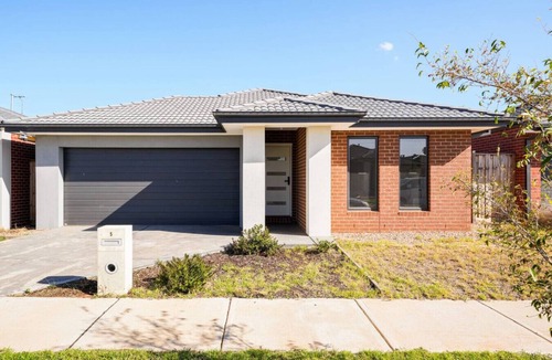 Melton South House | Open-Plan Comfort | Sunny Living | BBQ @ Backyard