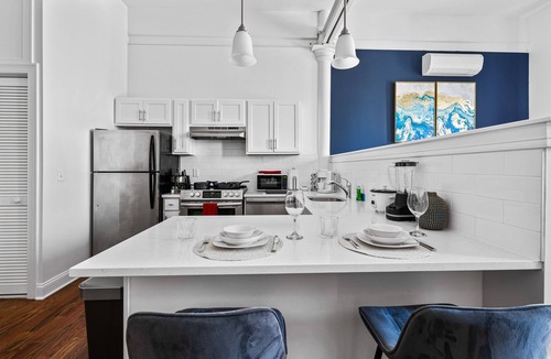 Downtown Newark Apartment | Open space lux studio 20 mins to NYC