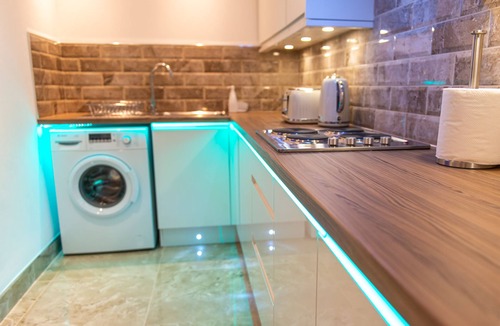 Bradford Apartment | Optimal Apartments - Executive Jet Hot Tub Bath