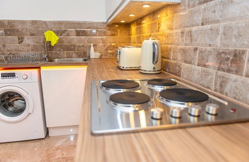 Bradford Apartment | Optimal Apartments - Executive Jet Hot Tub Bath