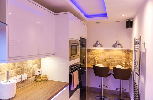 Bradford Apartment | Optimal Apartments - Executive Jet Hot Tub Bath