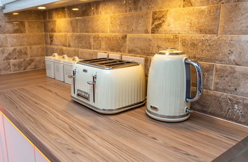 Bradford Apartment | Optimal Apartments - Executive Jet Hot Tub Bath