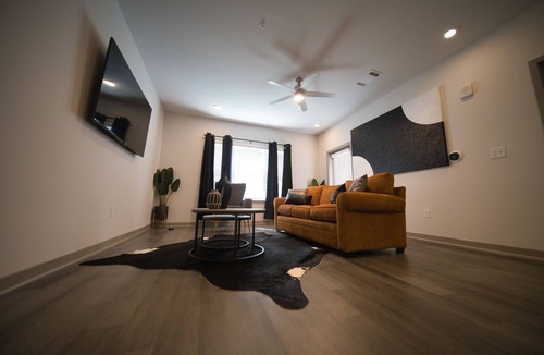 Forest Park Apartment | Optimum - Groovy Sanctuary!