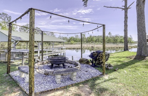 Donalsonville House | Opulence | Blue Lake House with Fire Pit
