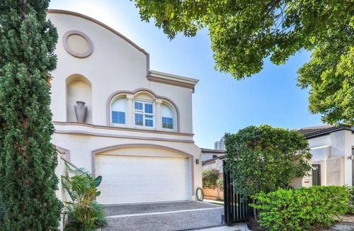 Main Beach Villa | Opulence By Khove