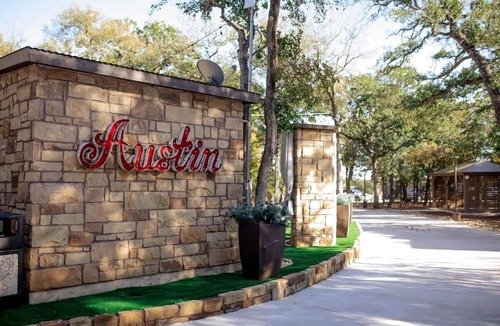 Austin Villa | Opulent Luxury Villa Haven near Lake Walter E. Long in Texas
