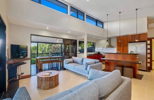 Mooloolah Valley House | Opulent Oasis: Exclusive Getaway for 9