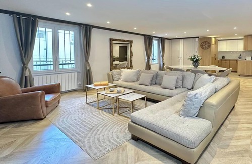 Gaillon Apartment | OPULENT PARISIAN RETREAT: LUXURY APARTMENT AT OPÉRA AND PLACE VENDÔME- 3 BEDROOM