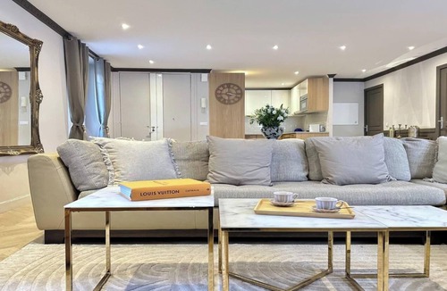 Gaillon Apartment | OPULENT PARISIAN RETREAT: LUXURY APARTMENT AT OPÉRA AND PLACE VENDÔME- 3 BEDROOM