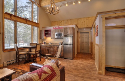 Oquossoc Hotel | Oquossoc Suite #1 | A/C & Fireplace