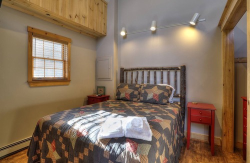 Oquossoc Hotel | Oquossoc Suite #1 | A/C & Fireplace