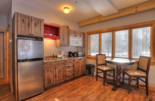 Oquossoc Hotel | Oquossoc Suite #6 | A/C & Fireplace