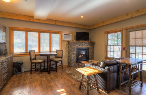 Oquossoc Hotel | Oquossoc Suite #6 | A/C & Fireplace