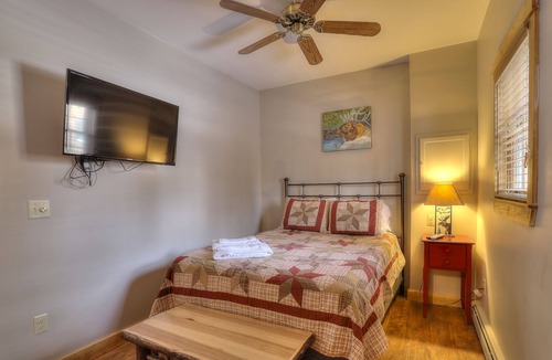 Oquossoc Hotel | Oquossoc Suite #6 | A/C & Fireplace