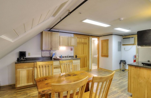 Oquossoc Hotel | Oquossoc Suite #8 | Upstairs Suite w/Kitchenette