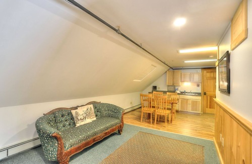 Oquossoc Hotel | Oquossoc Suite #8 | Upstairs Suite w/Kitchenette