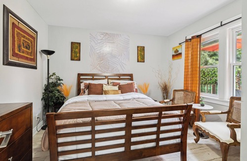 Niagara Falls Bed & Breakfast | Ora's Place BNB- Walking Distance to View Falls