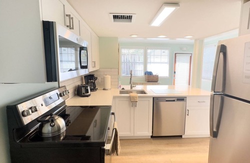 Downtown Cabin | Orange Blossom Suite | 1 bedroom 1 bath in steps off Duval