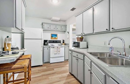 St. Nicholas House | *Orange Door Bungalow*- Central, Cozy, 3BR
