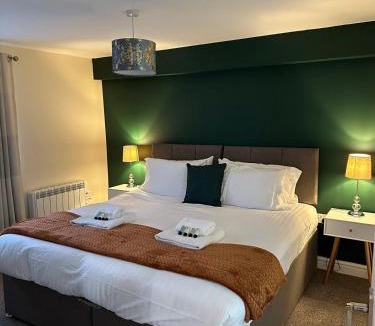 Stroud Apartment | Orange Lilly in Stroud with Free Parking