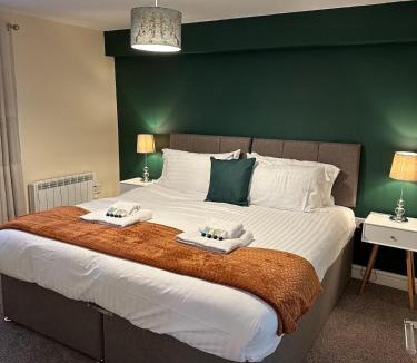 Stroud Apartment | Orange Lilly in Stroud with Free Parking