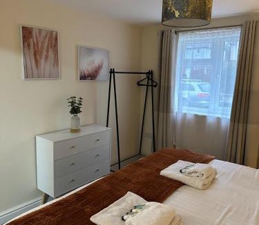 Stroud Apartment | Orange Lilly in Stroud with Free Parking