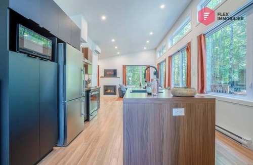 Pont-Rouge House | Orange-Méridien de Portneuf – Private hot tub