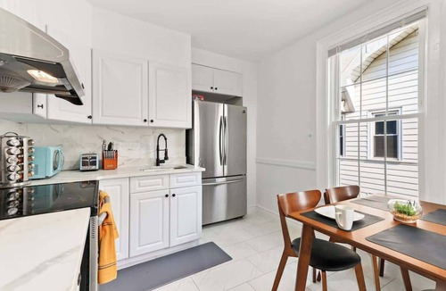 East Rock Apartment | Orange Oasis in Heart of East Rock |Free Parking| Near Yale & DT