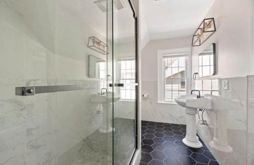 East Rock Apartment | Orange Oasis in the Heart of East Rock with FREE parking near DT and Yale
