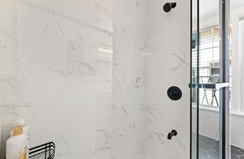 East Rock Apartment | Orange Oasis in the Heart of East Rock with FREE parking near DT and Yale
