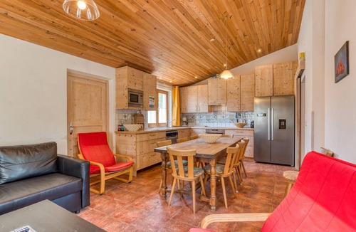 Aspiran House | Orange Riverside House with Shared Pool