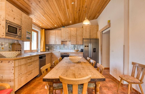 Aspiran House | Orange Riverside House with Shared Pool