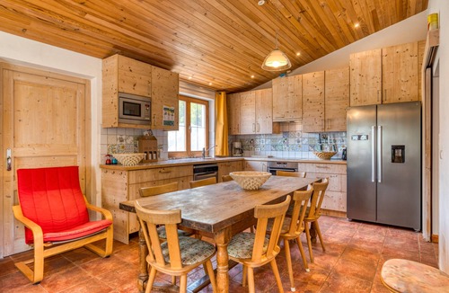 Aspiran House | Orange Riverside House with Shared Pool