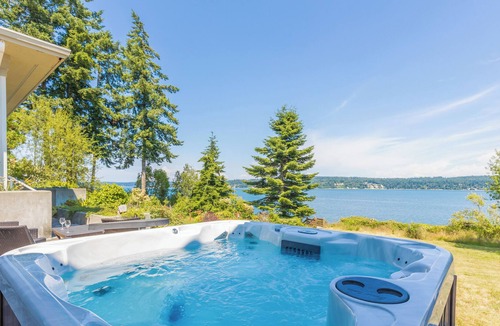 Greenbank House | Orca Ridge on Resort Road - Private Beach Access