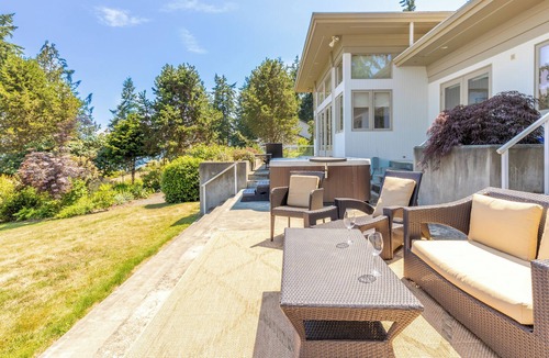 Greenbank House | Orca Ridge on Resort Road - Private Beach Access