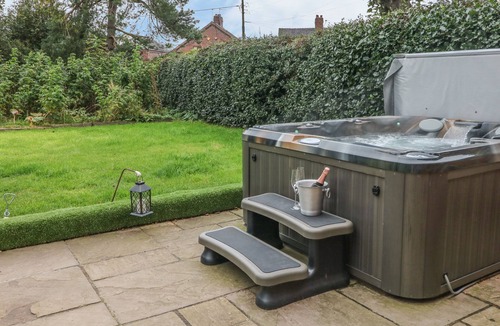 Forsbrook Cottage | ORCHARD BARN, pet friendly, luxury holiday cottage in Fulford