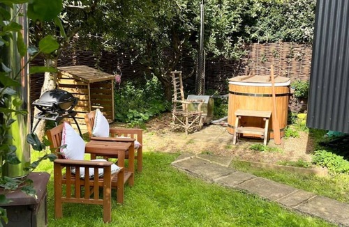 Chilworth Cabin | Orchard Hut - Surrey Hills