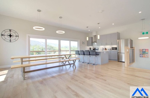 The Blue Mountains Ski Chalet | Orchard Meadows Retreat - Ping Pong + Mountain View!