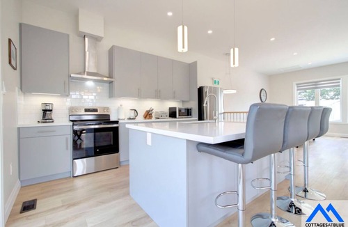 The Blue Mountains Ski Chalet | Orchard Meadows Retreat - Ping Pong + Mountain View!